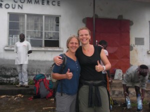 6u45: Rendez-Vous met Cathy (onze Australisch/Nederlandse collega/vriendin en partner in crime) en het hele team: de gids Hillary en onze dragers Ivo, Henry, Leonard en Emanuel. De dames zijn er klaar voor!