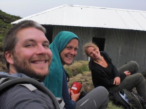 12u15: Nog 2,5 uur tot aan Hut 2 dus even een break... Ieder op zijn manier ... :)