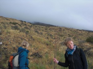 8u20: Vlakbij de wolken zijn we gedwongen een beslissing te nemen. Getuigenissen van anderen zeggen ons dat er geen visibiliteit is met veel wind en regen... Ik vrees voor een worst case scenario...