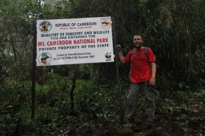 9u10: De officiële ingang van het Mount Cameroon National Park! Nog even en we zijn aan hut 1 waar ons een ontbijt staat te wachten.