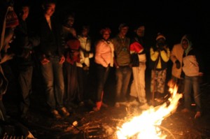 Samen met nog enkele fransmannen en een groep van 15 jonge Kameroenezen genieten we van een gezellig kampvuur...