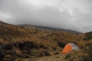 DAG 2, 6u30: Goed en slecht nieuws... Het regent niet, maar de top is gewikkeld in een dikke laag wolken... 